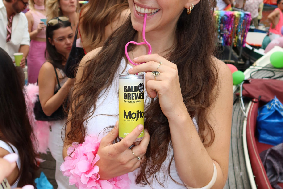 Bald Brewer Mojito met roze hartjesrietje op een feest
